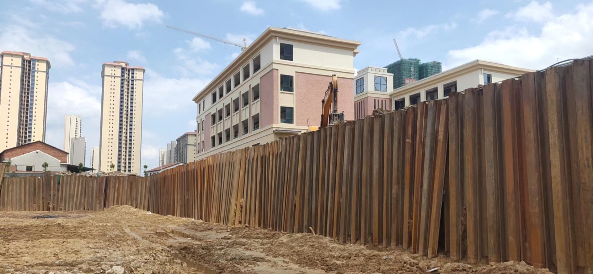 衡陽中建和城壹品鋼板樁基坑支護工程